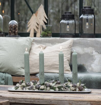 Bild av hemtrevlig miljö med ljus och dekorationer