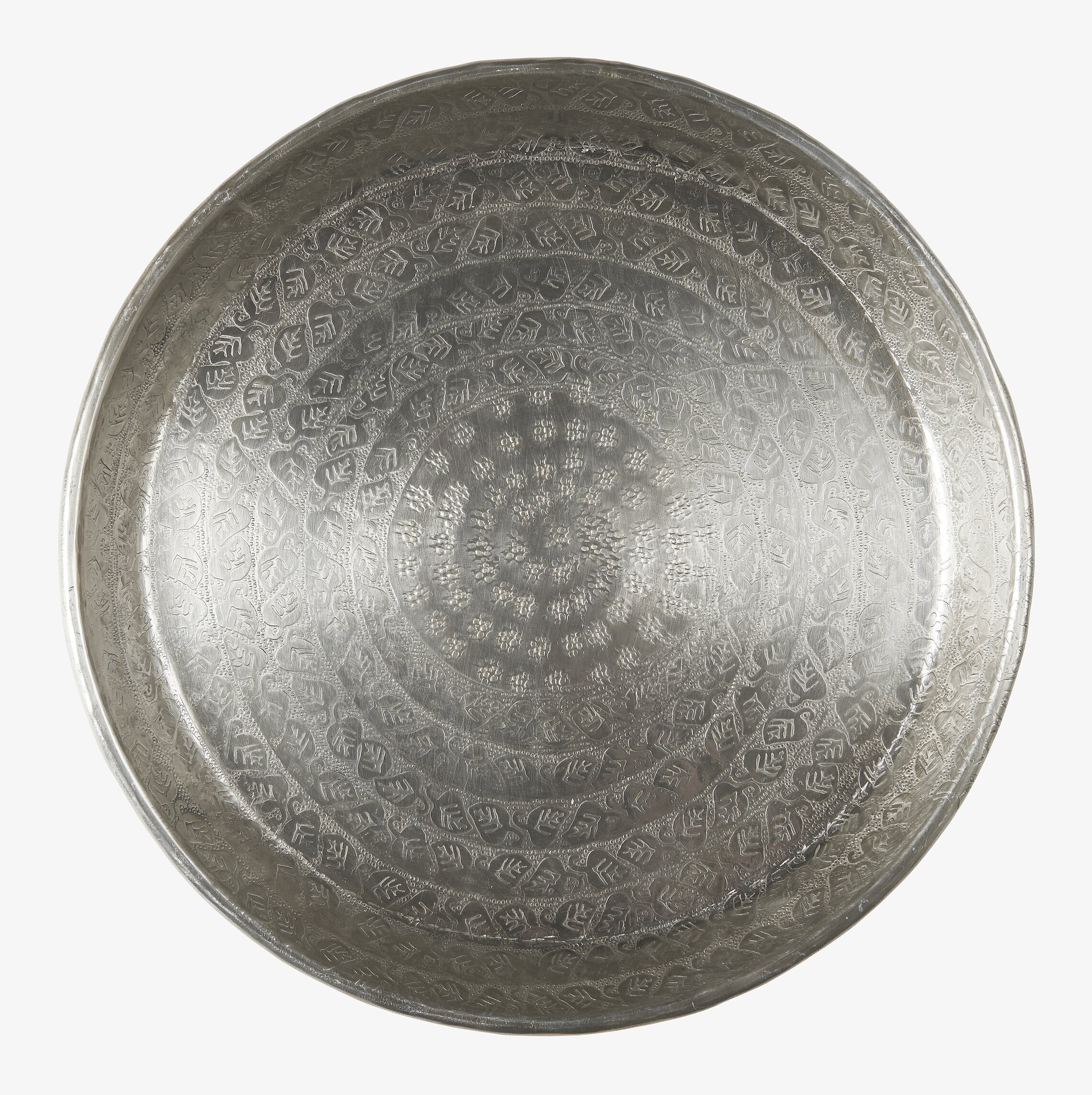 Bild av detaljrik silverbricka med antik finish