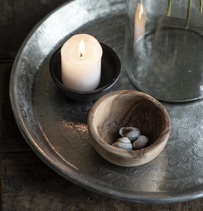 Bild av elegant inredning med ljus och torkade blommor