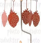 Bild av dekorativ ljuslykta med snurrande jordgubbar