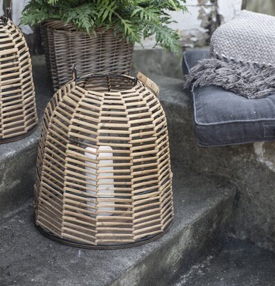 Ljuslykta Rotting Large från IB Laursen på betongtrappa