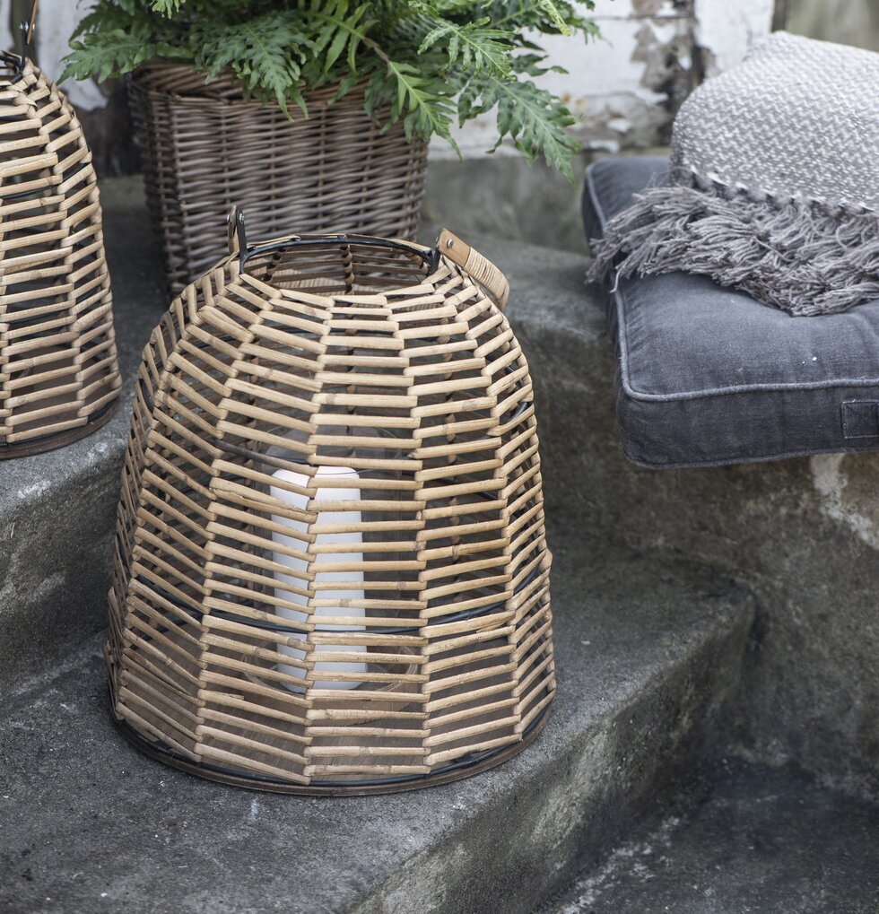 Ljuslykta Rotting Large från IB Laursen på betongtrappa