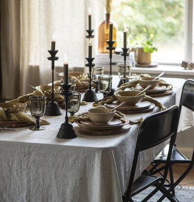 Bild av ett inbjudande och stilfullt dukat middagsbord