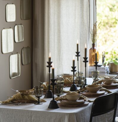 Bild av stilrent dukat bord med harmonisk atmosfär