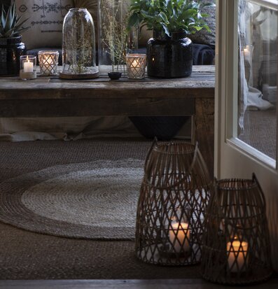 Bild av harmonisk interiör med rottingljuslyktor