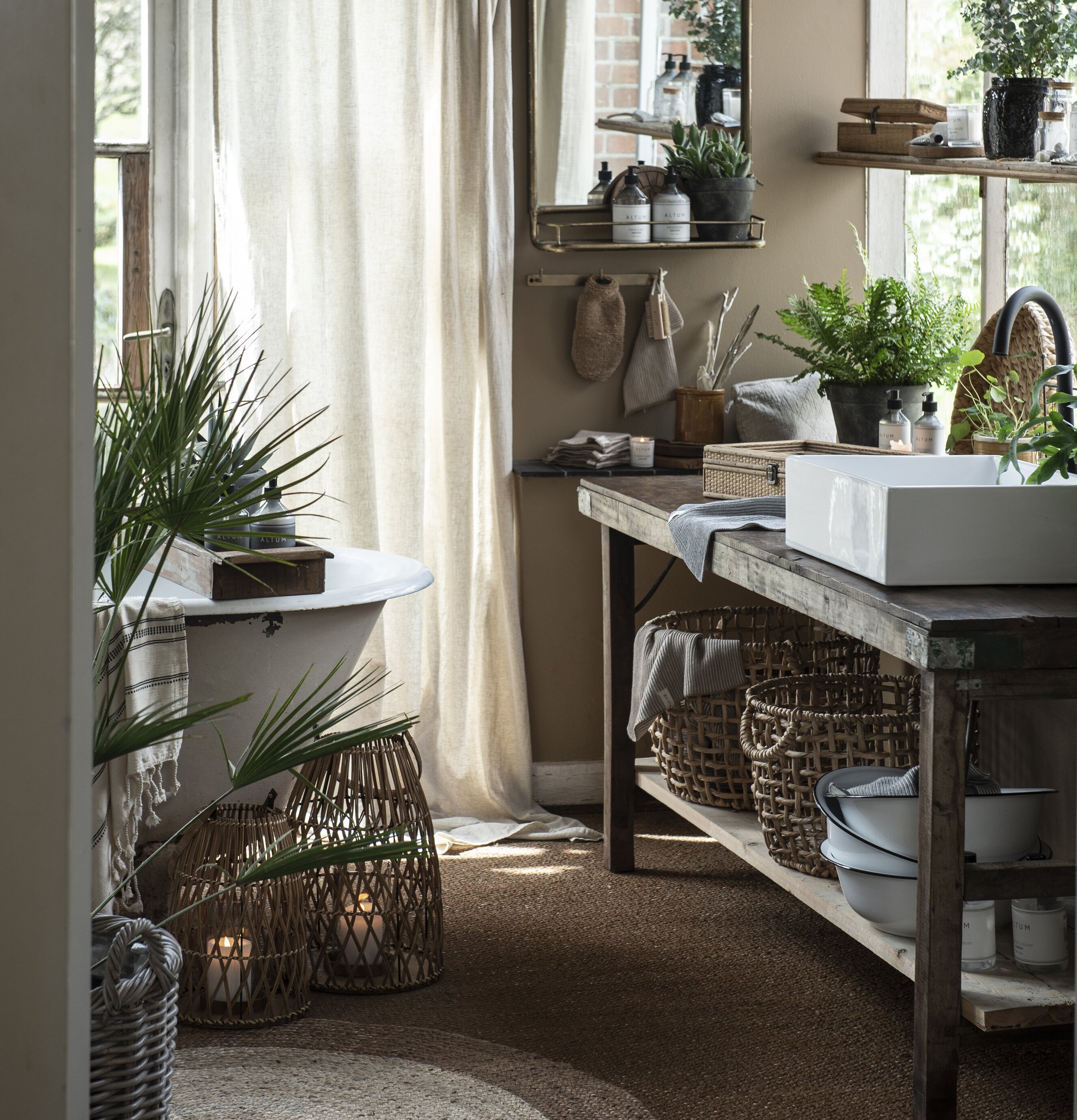 Foto av harmonisk interiör med rotting och träelement