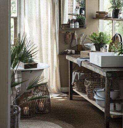 Foto av harmonisk interiör med rotting och träelement