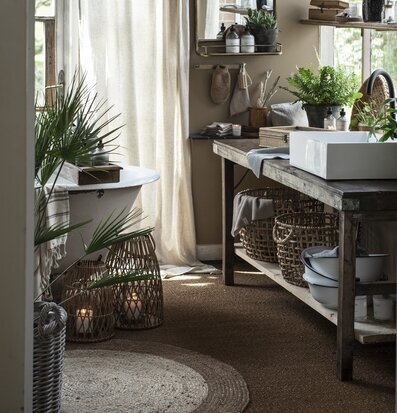 Bild av harmonisk interiör med rottingljuslykta