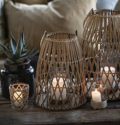 Bild av harmonisk inredning med ljuslyktor och växter