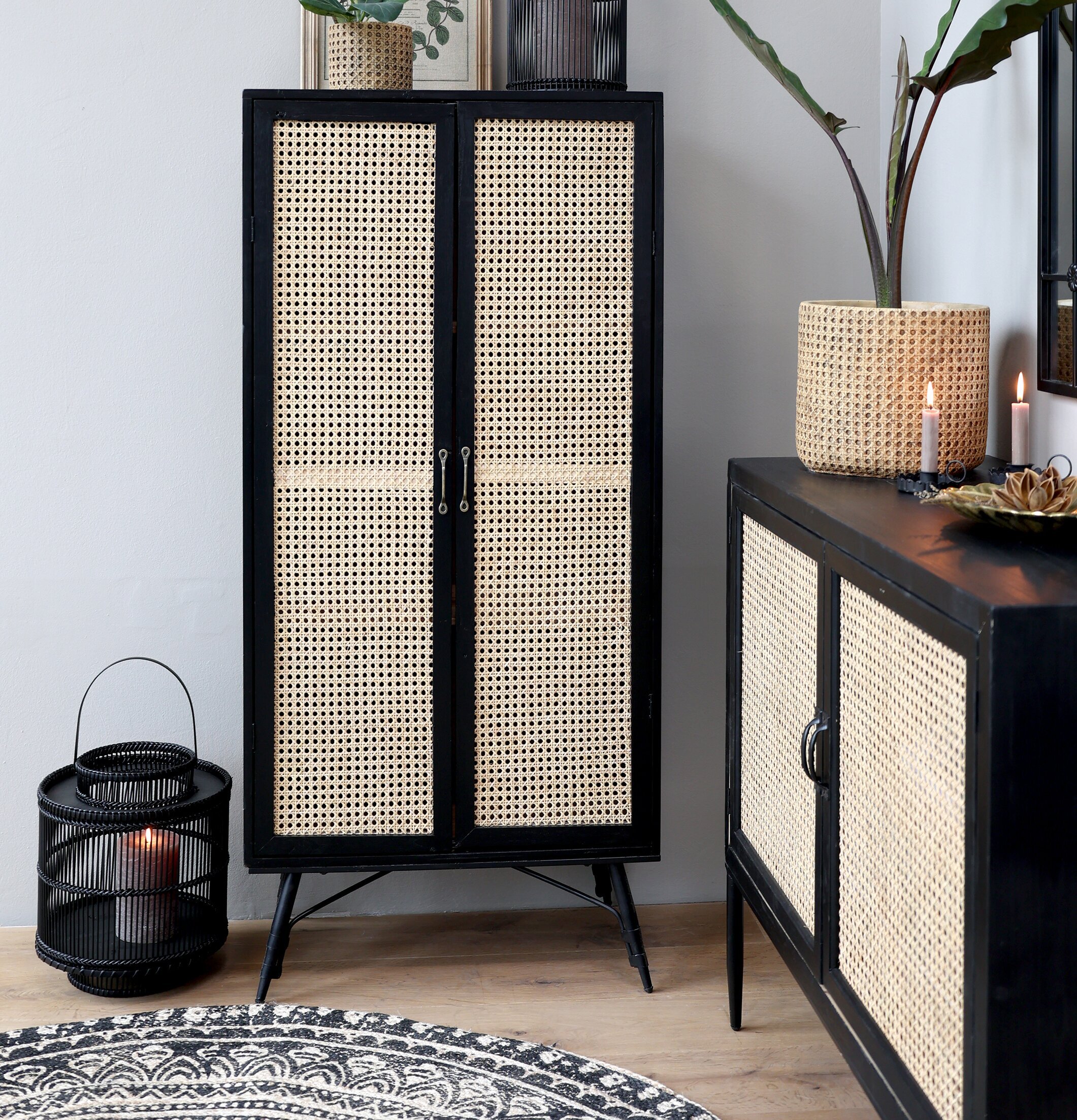 Bild av elegant vardagsrum med ljuslykta och växter