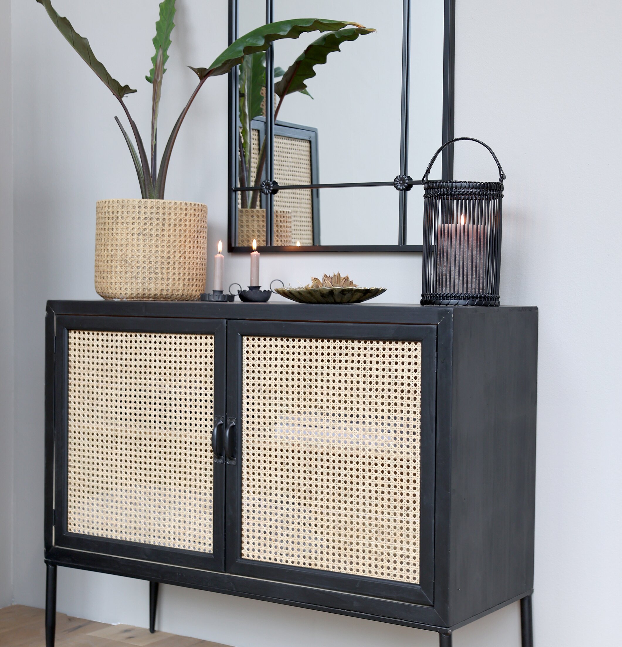 Bild av stilfull inredning med naturliga element