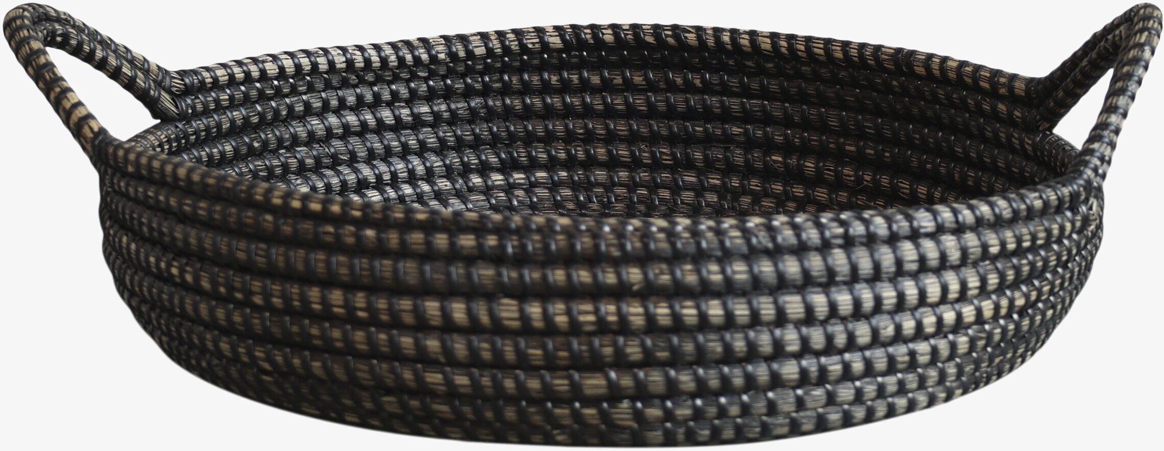 Bild av stilren korg med flätad design och handtag