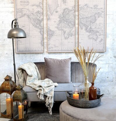 Bild av harmoniskt inrett rum med stilfulla element