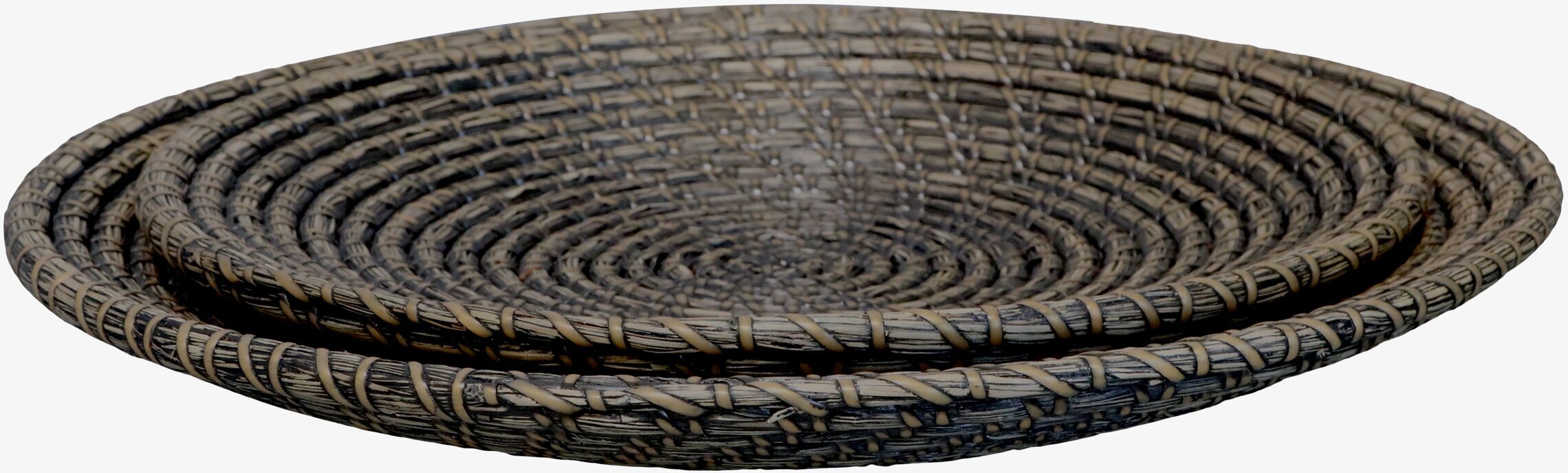 Foto av två flätade sjögräsfat med naturlig känsla