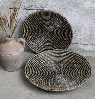 Bild av estetiska fat i sjögräs och robusta krukor