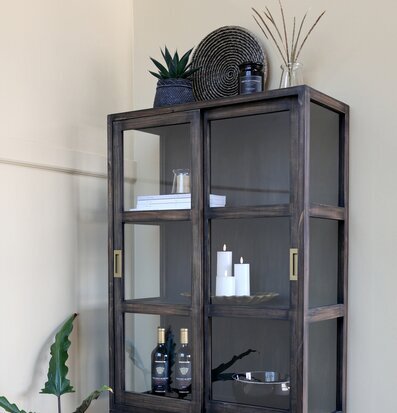 Bild av stilrent skåp med eleganta inredningsdetaljer