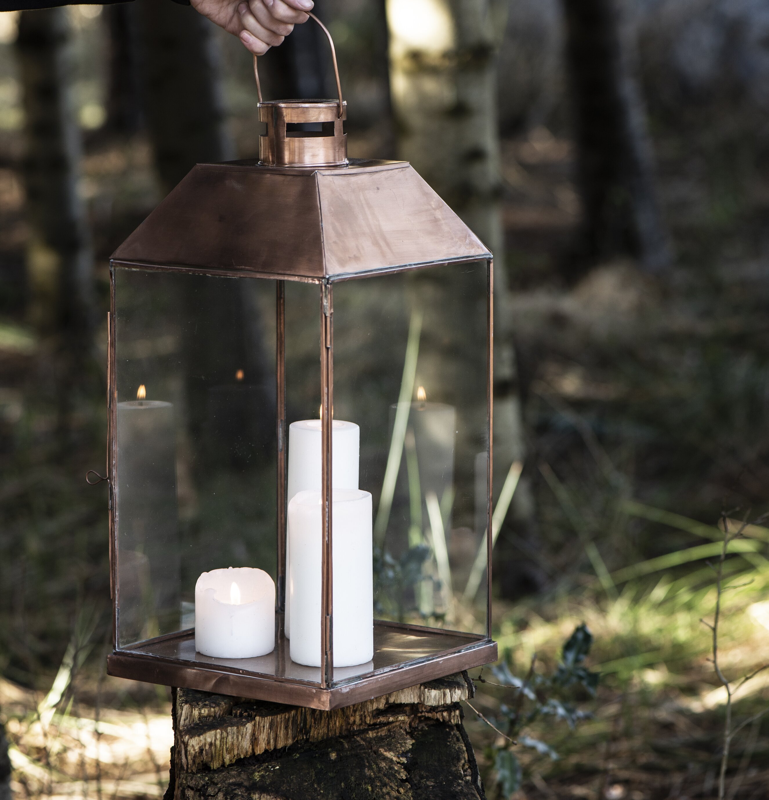 Bild av ljuslykta i naturlig och stämningsfull miljö