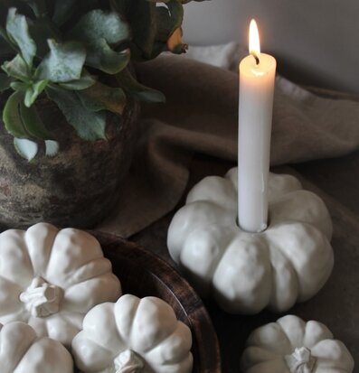 Bild av elegant ljuslykta och dekorativa pumpor