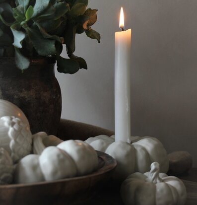 Bild av stämningsfull höstinredning med ljuslykta