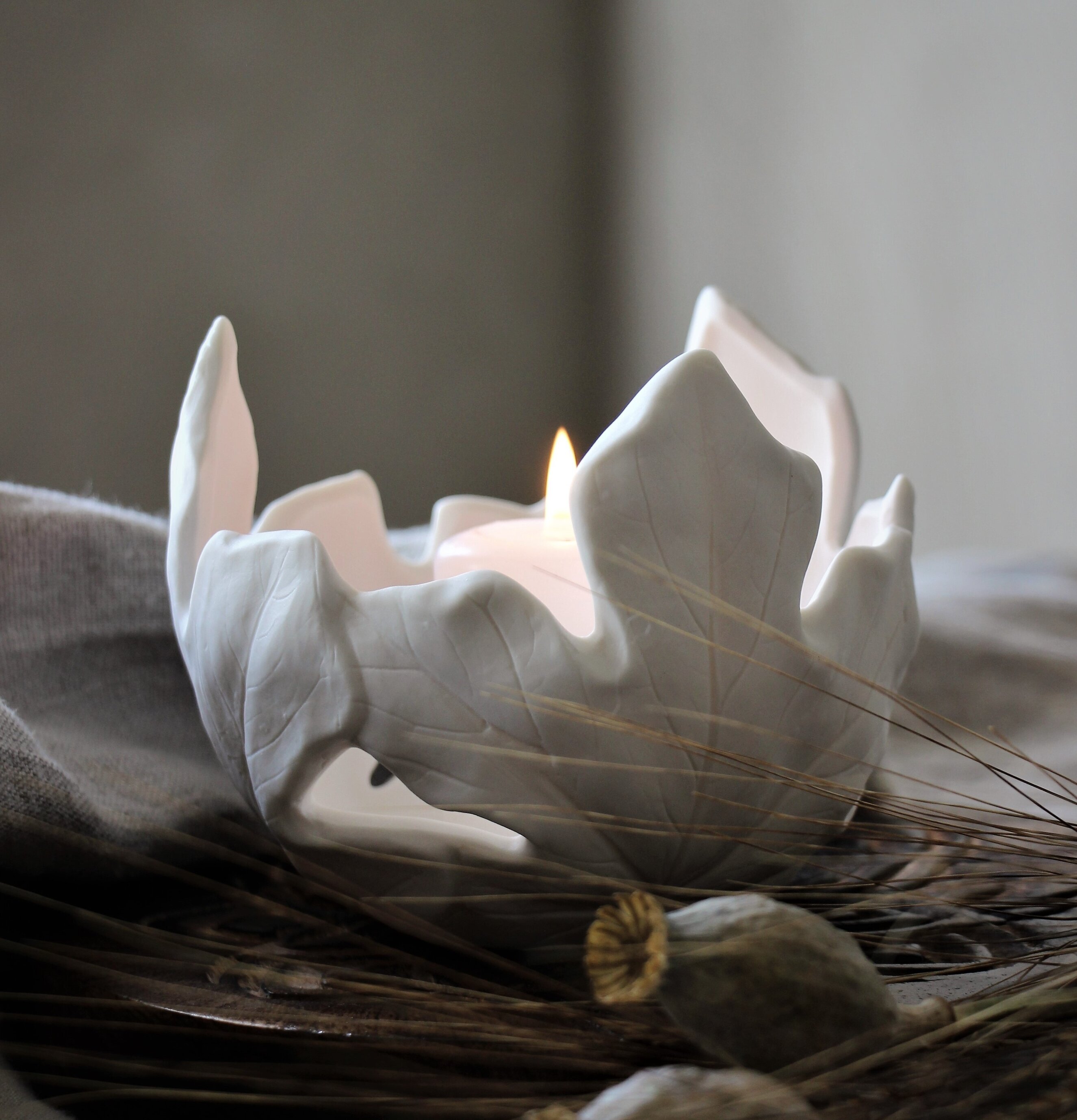 Bild av ljuslykta med naturlig estetik och skönhet