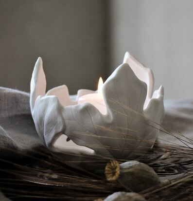 Bild av ljuslykta med naturlig estetik och skönhet