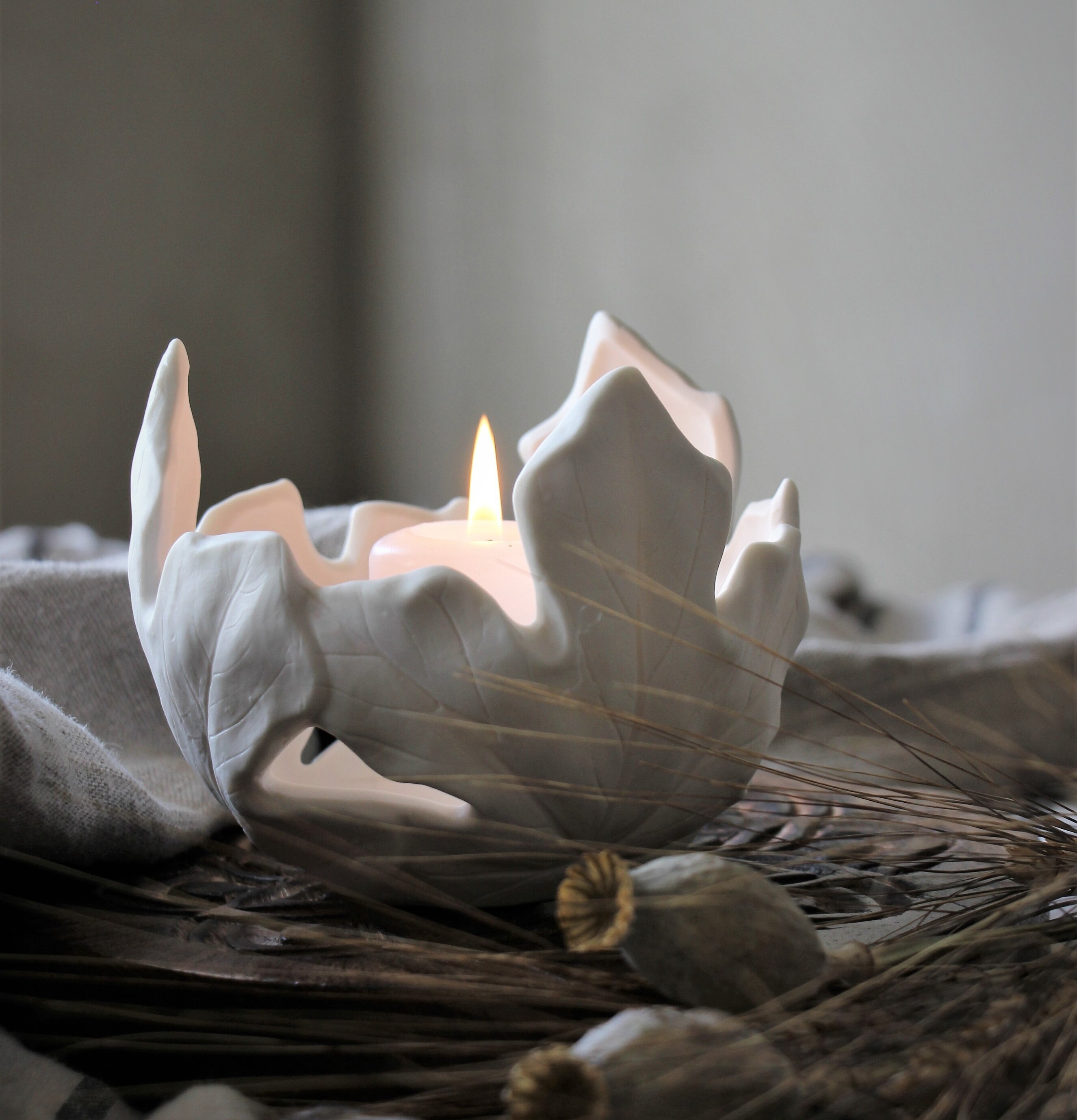 Ljushållare Leaf från Majas Cottage på mörkt träunderlägg