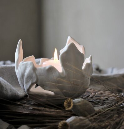 Bild av elegant ljushållare i keramik med bladmönster