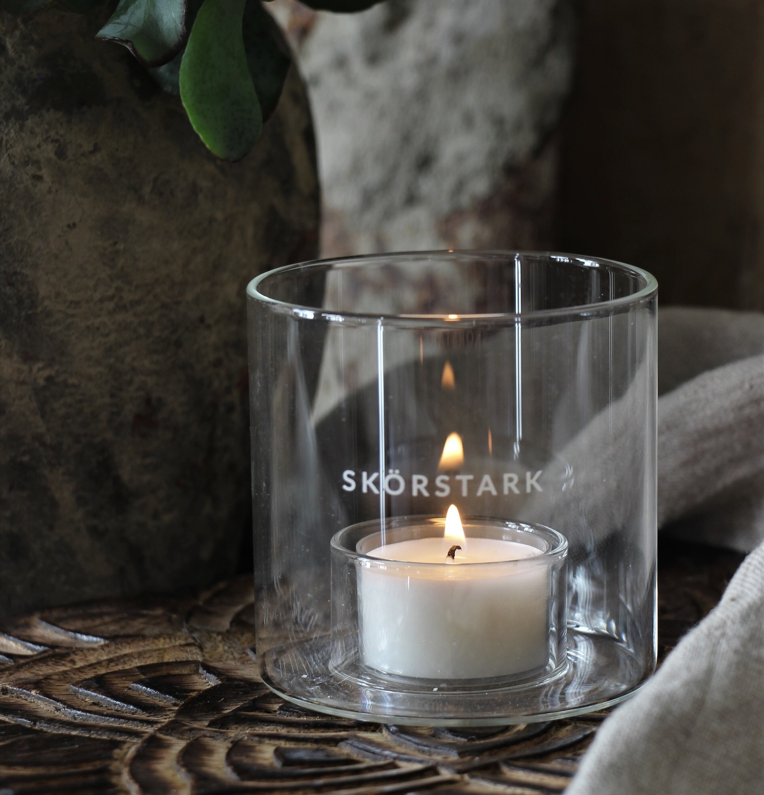 Ljuslykta Skörstark Klarglas från Majas Cottage på träplatta