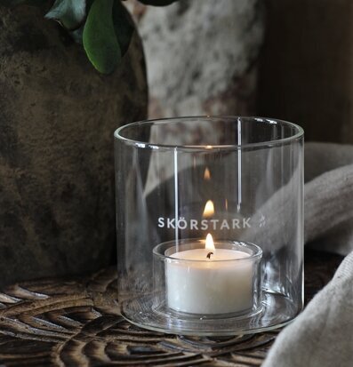 Ljuslykta Skörstark Klarglas från Majas Cottage på träplatta