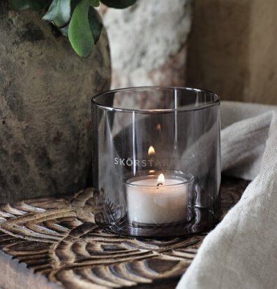 Ljuslykta Skörstark Smoke från Majas Cottage på träunderlägg