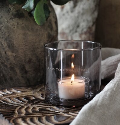 Ljuslykta This Too Shall Pass - Majas Cottage på träskiva