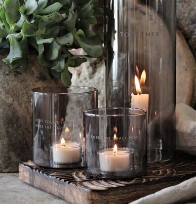 Ljuslykta This Too Shall Pass - Majas Cottage på träbricka