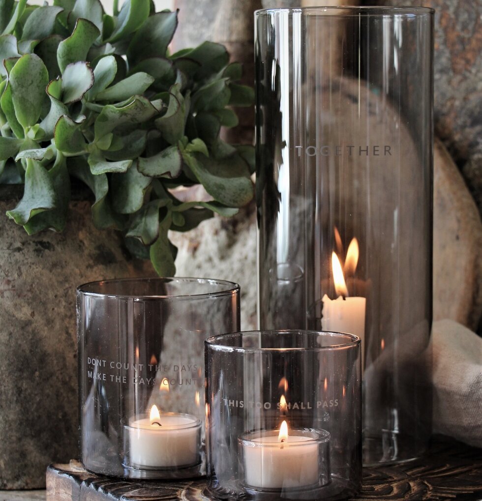 Ljuslykta Together - Majas Cottage på träplatta med växt