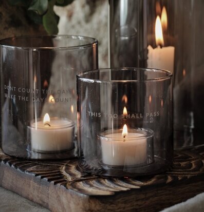 Ljuslykta This Too Shall Pass - Majas Cottage i rökigt glas