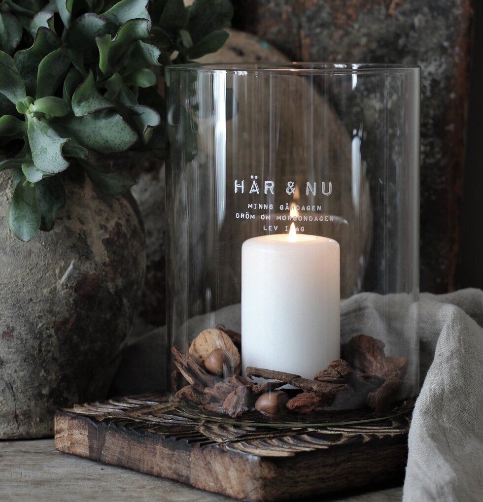 Ljuslykta Här & Nu Klarglas - Majas Cottage på träbord