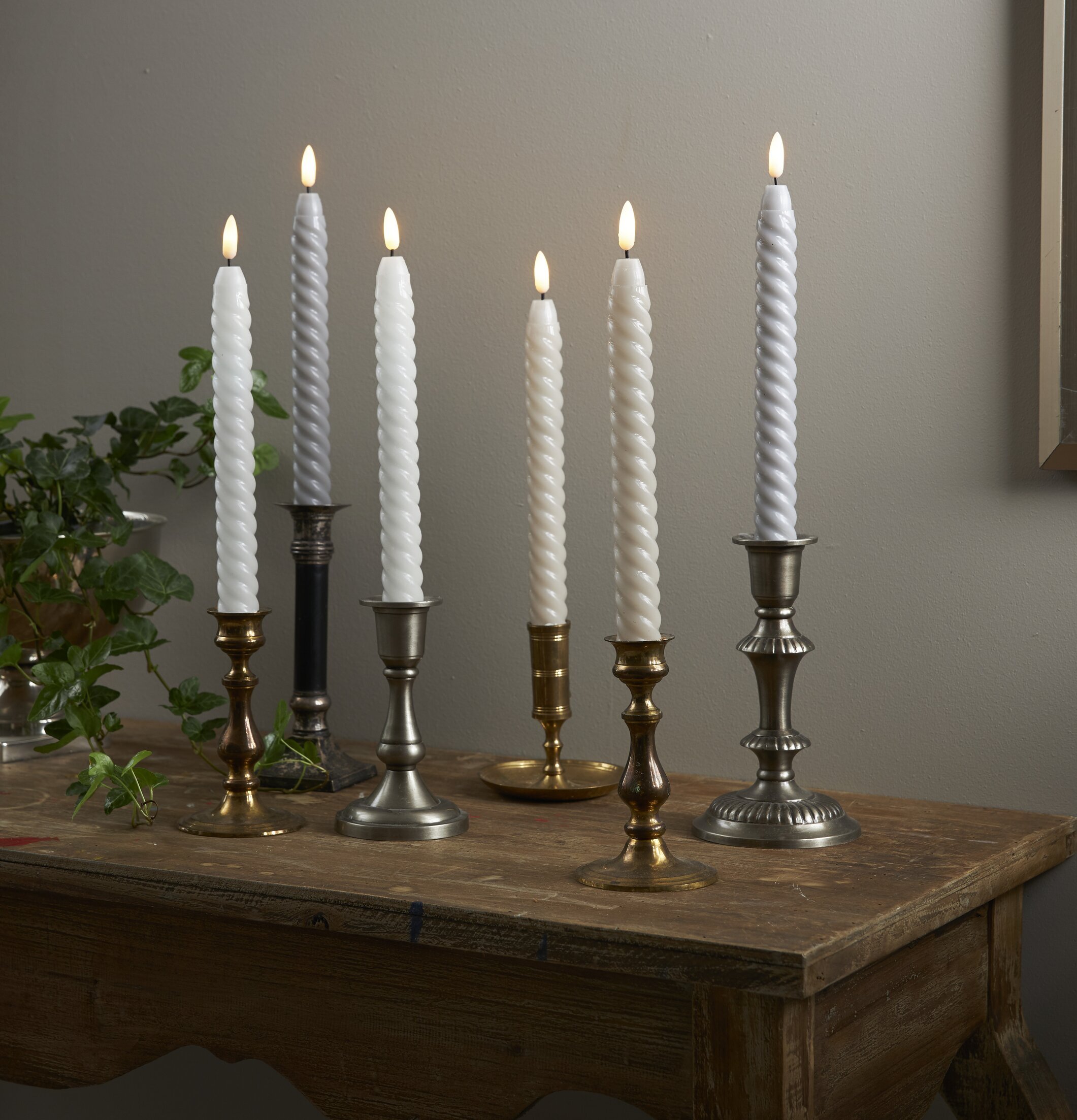 LED Antikljus 2-Pack Swirl Grå från Star Trading på träbord