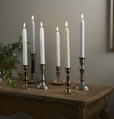 Bild av elegant bordsdekoration med ljus och växt