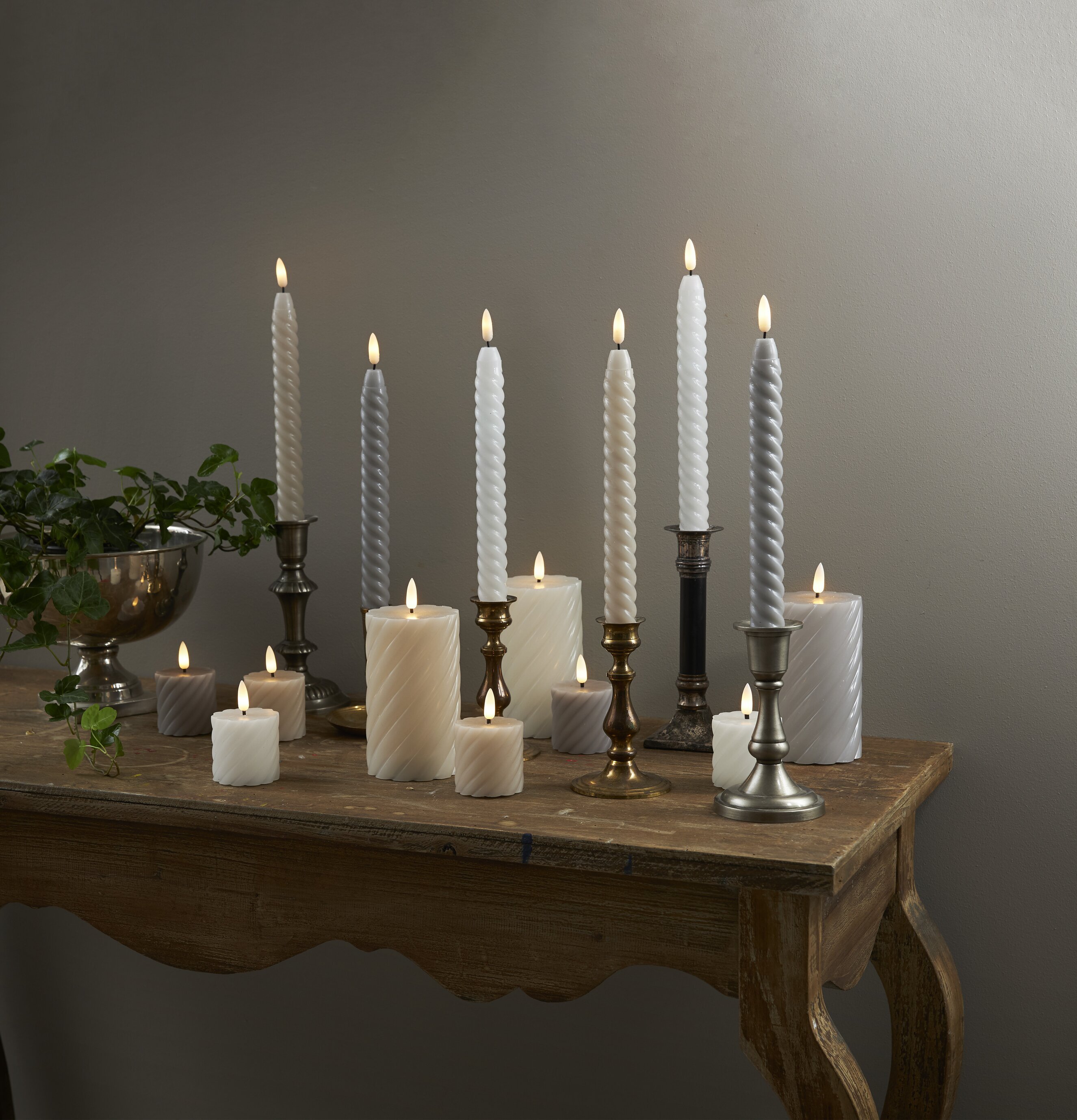 LED Antikljus 2-Pack Swirl Grå från Star Trading på träbord