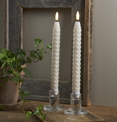 Bild av eleganta spiralformade LED-ljus i glasljusstakar