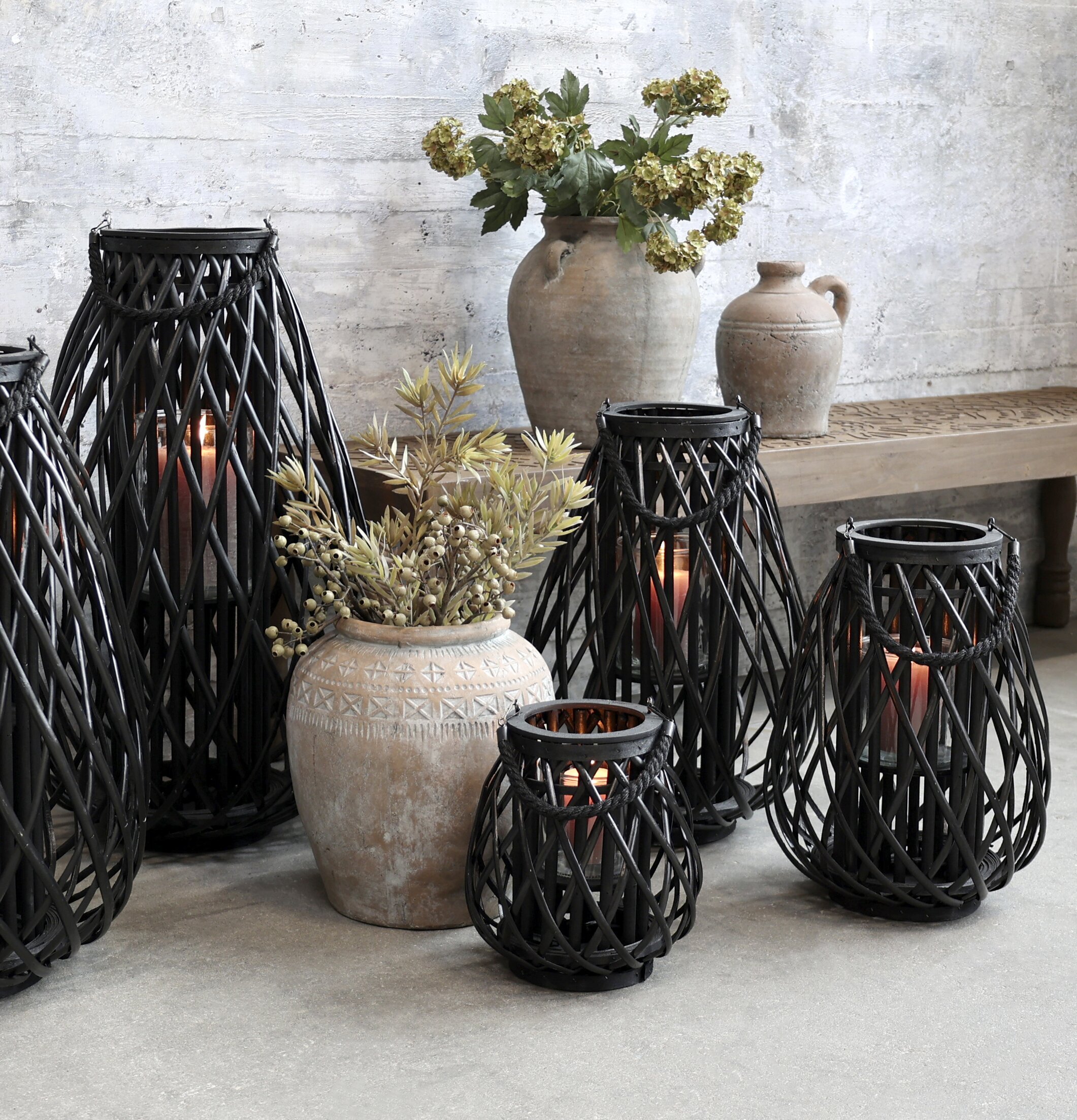 Bild av ljuslyktor med skuggspel och keramikvaser