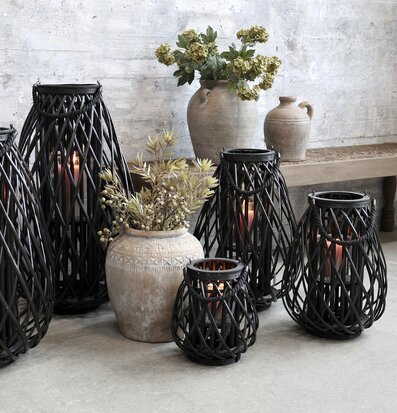 Bild av ljuslyktor med skuggspel och keramikvaser