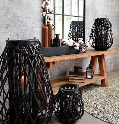 Foto av inbjudande miljö med ljuslyktor och dekorationer