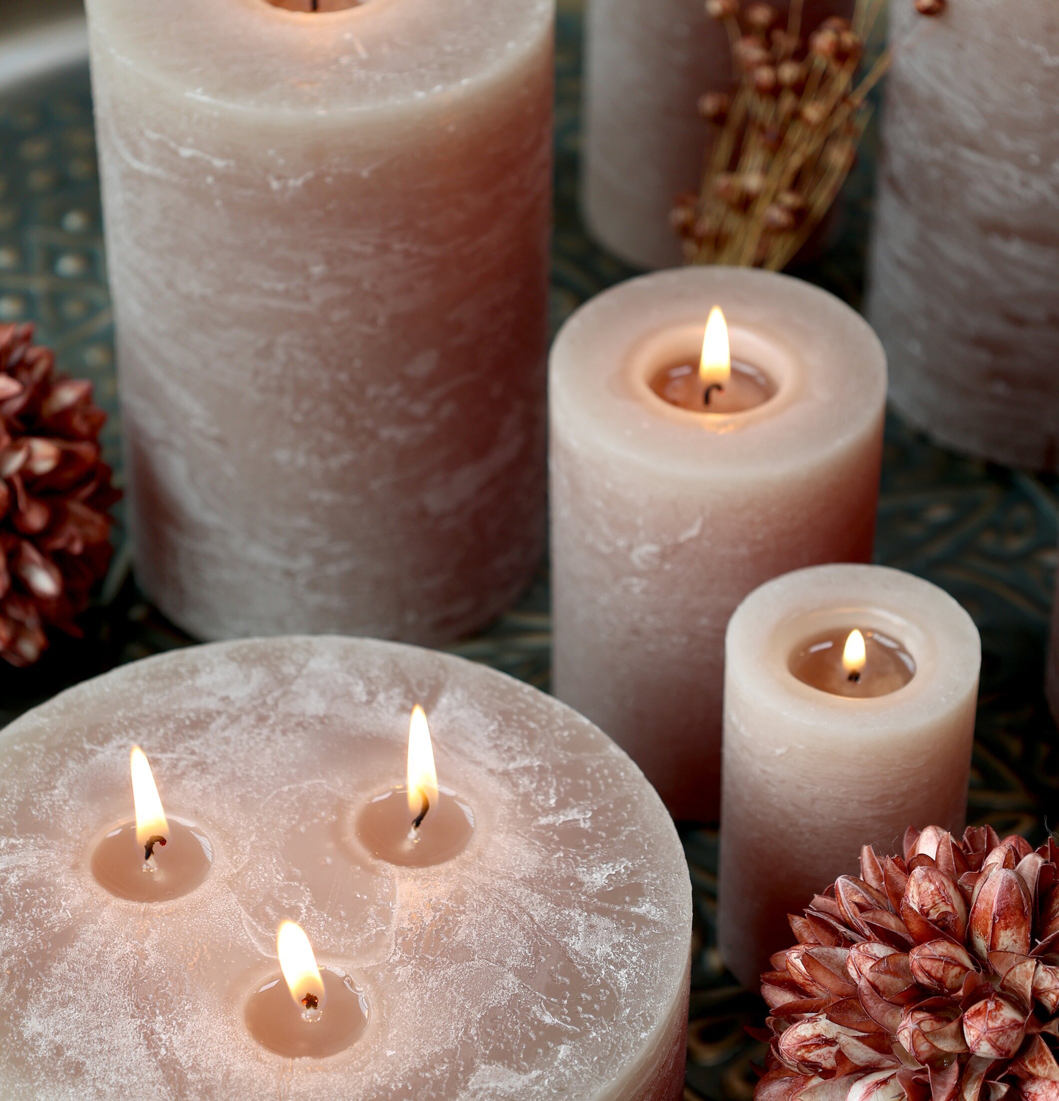 Blockljus Rustik Lin från Chic Antique på indigo-blå bricka