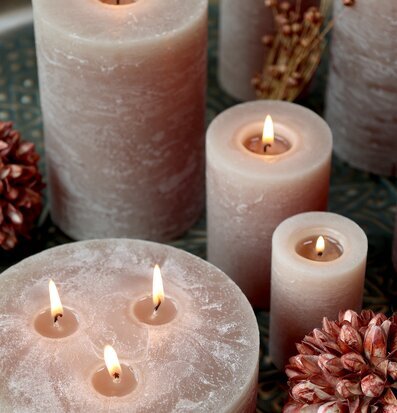 Bild av rustika blockljus i harmonisk atmosfär