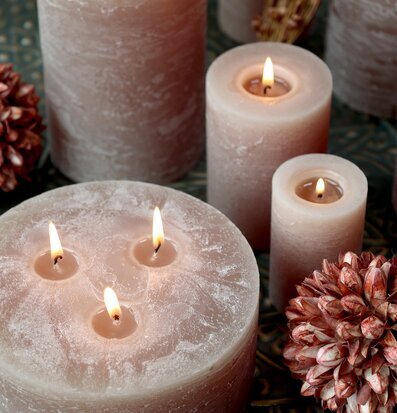 Foto av eleganta blockljus för en hemtrevlig atmosfär