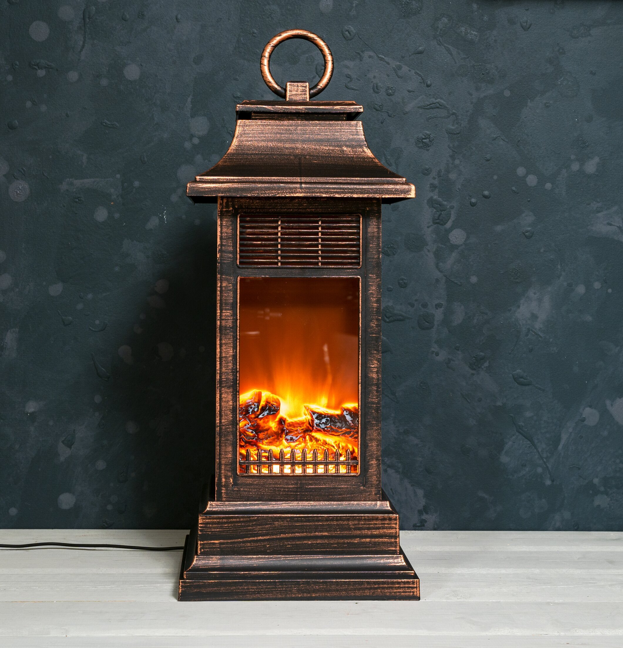 Lykta LED Eldstad från Multi Agentur på ett bord i ett rum