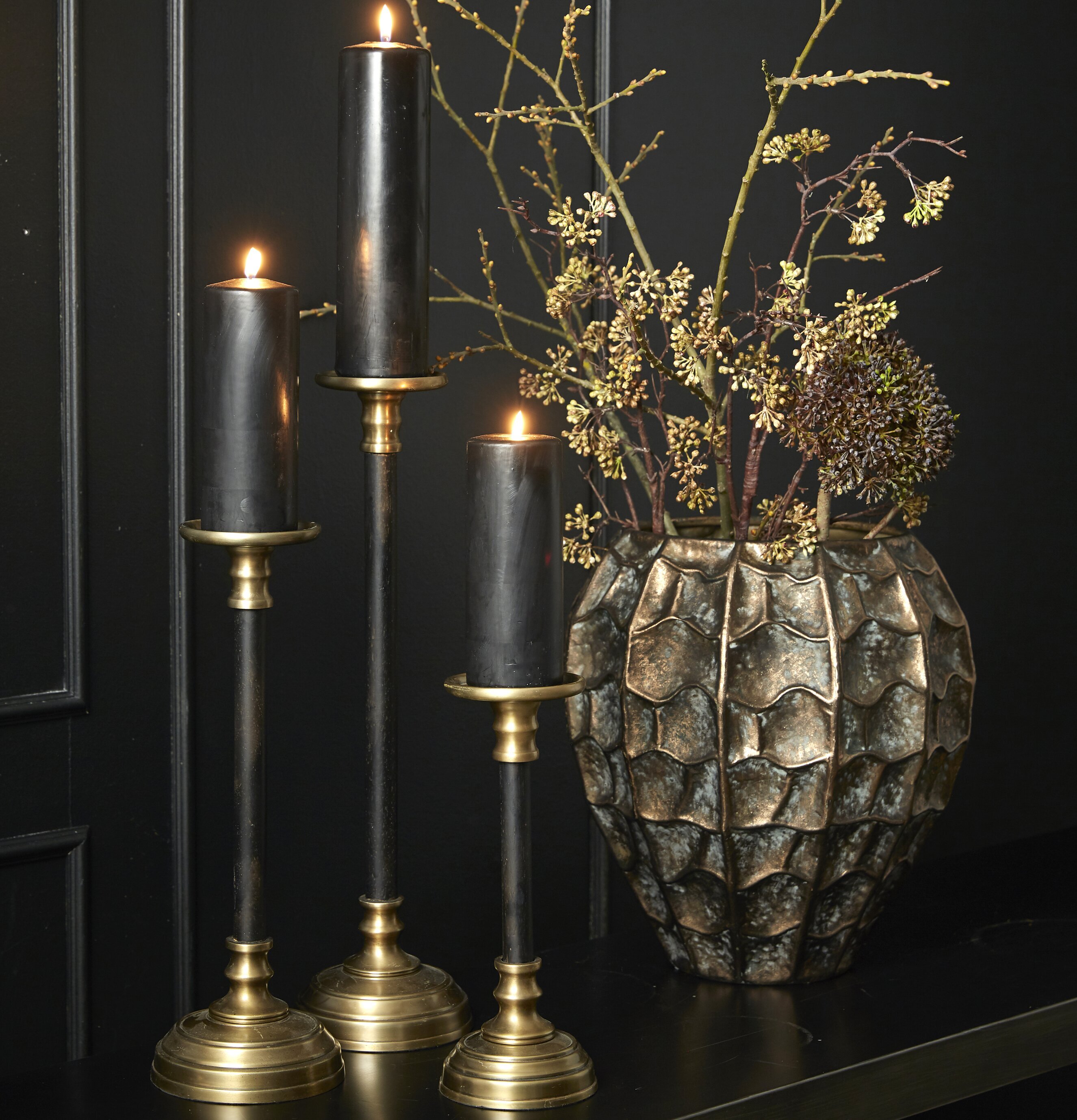 Bild av eleganta ljusstakar med varm ljusglöd