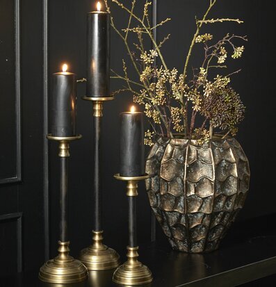 Bild av eleganta ljusstakar med varm ljusglöd