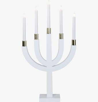 Foto av stilren och modern ljusstake med mässingsdetaljer