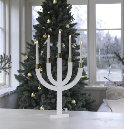 Bild av stilfullt inrett rum med ljusstake och julgran